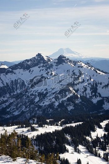 白雪覆盖的山