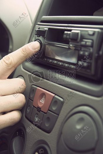 汽车音乐音频控制注意力分散收音机