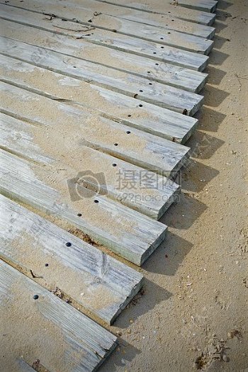 沙滩上的木板