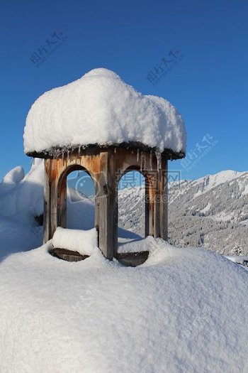 覆满积雪的亭子