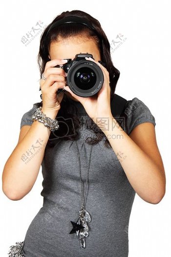 女人在灰色T恤采用了黑色单反相机