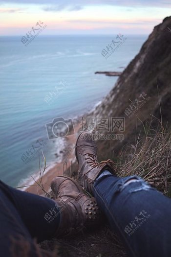 人沙滩腿海洋旅游海滨探险旅行靴子