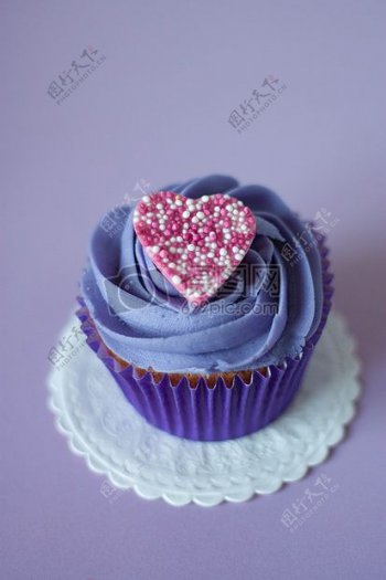 特写紫色蛋糕和心形糖果