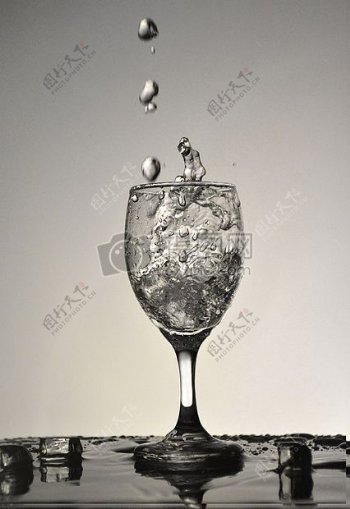 酒杯里的透明液体