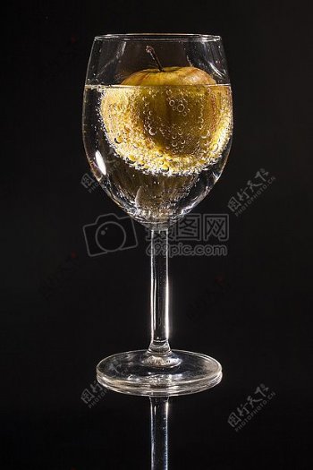 清除酒杯充满透明饮料有黄色圆果