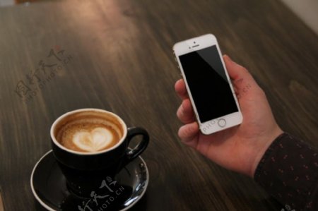 手机和咖啡样机