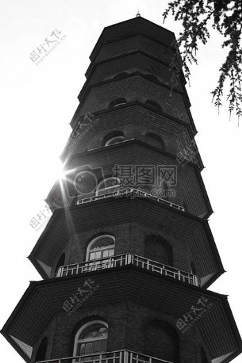 阳光下的中国塔