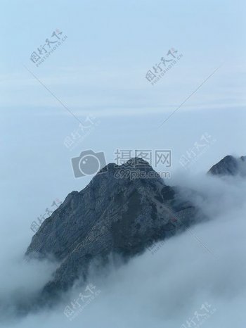 云雾里的山脉
