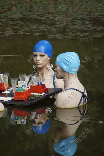 水中的雕塑女人