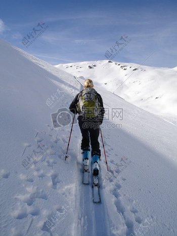女人在山上的雪