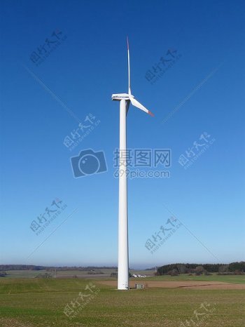 在农地的风力涡轮机