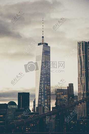 在现代城市的摩天大楼
