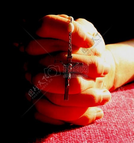 人用手中的念珠祈祷