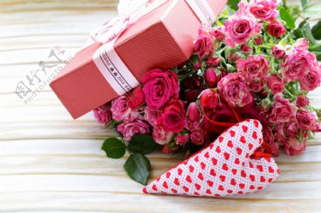 浪漫玫瑰花与礼盒图片