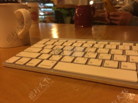 水杯旁的白色键盘