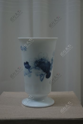 百瓷花瓶图片