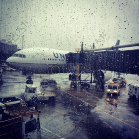 雨天下的飞机