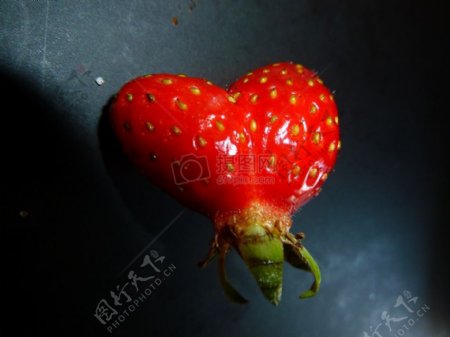 一个心型的红草莓