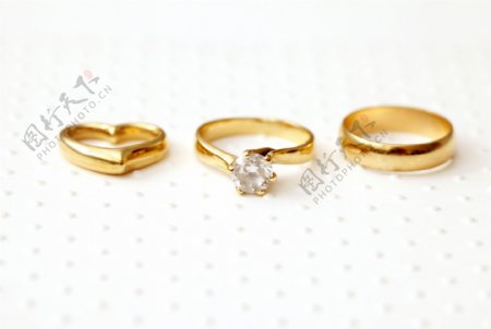 黄金戒指与钻石戒指