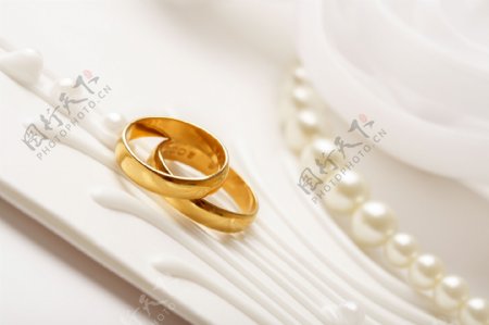 黄金结婚戒指与结婚项链
