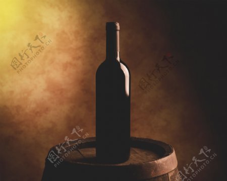 木桶上的红酒瓶图片
