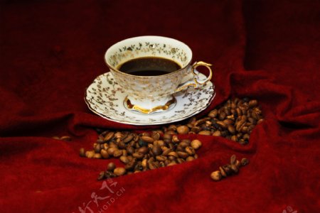 珍贵陶瓷里的咖啡与咖啡豆图片