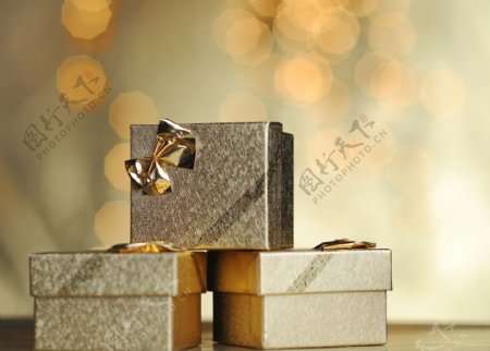 金色礼物盒图片