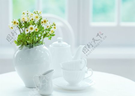 桌子上的花瓶茶具图片