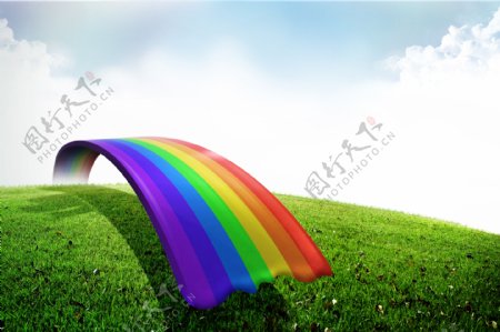 草地与彩虹图片