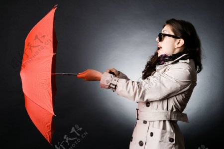 拿着雨伞的女人图片