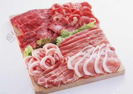 菜板上的肉类图片