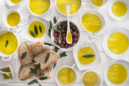 橄榄油与面包片图片