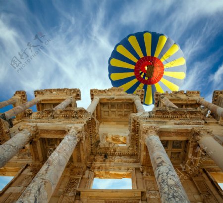 热气球与古代建筑图片