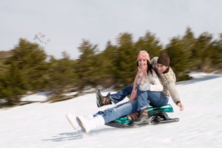 滑雪的外国情侣图片