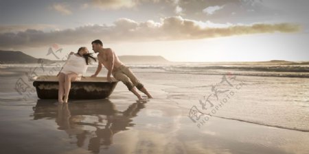 海滩边的浪漫恋人图片