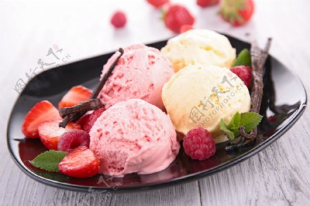 草莓覆盆子冰淇淋图片
