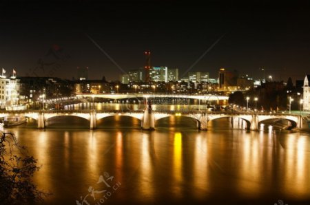 城市里的桥梁夜景图