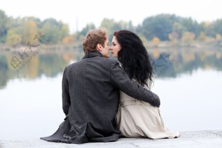 坐在湖边的情侣图片