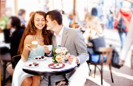 喝咖啡的幸福情侣图片