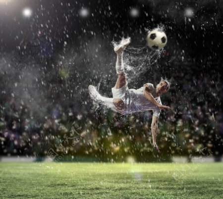 下雨天踢球的足球运动员
