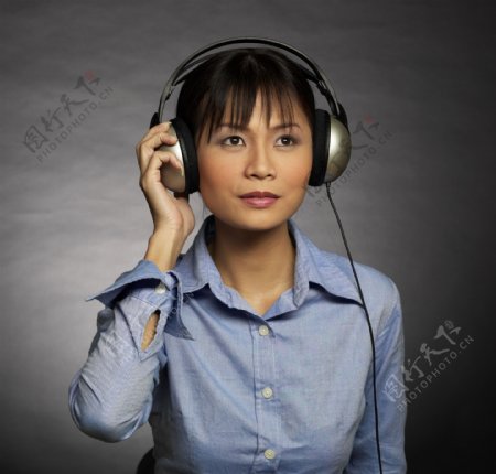 听音乐的商务女性图片