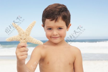 手拿着海星的小男孩图片