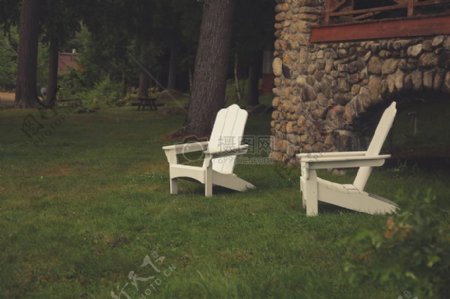 在绿色草地上2白色的木制椅