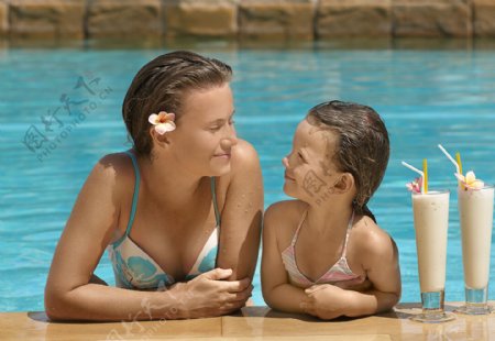 泳池边的两母女图片