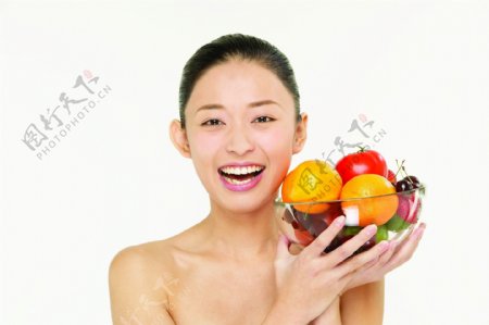 端着水果盘的健康美女图片