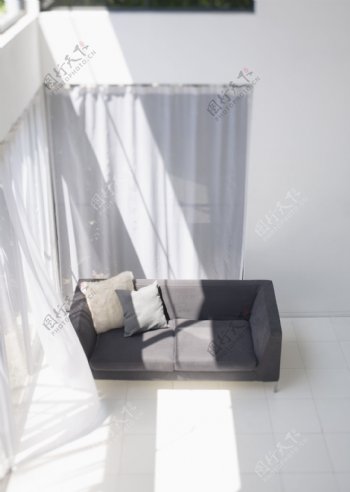 阳光窗帘沙发图片