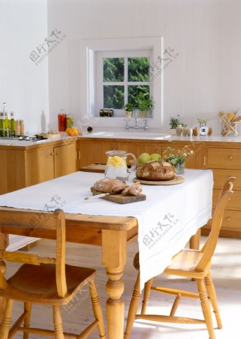 放着面包食物的餐桌图片