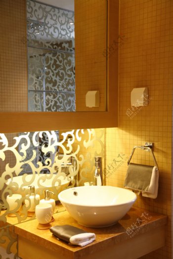 金色豪华浴室装修设计图片