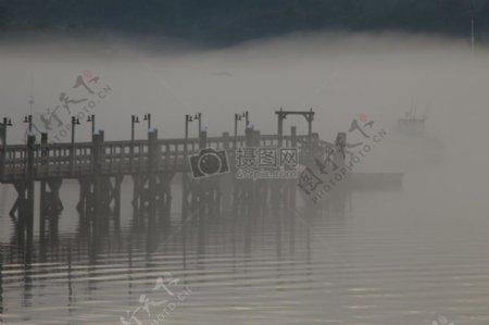 灰色薄雾下的海港
