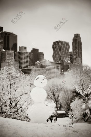 城市风景与雪人图片